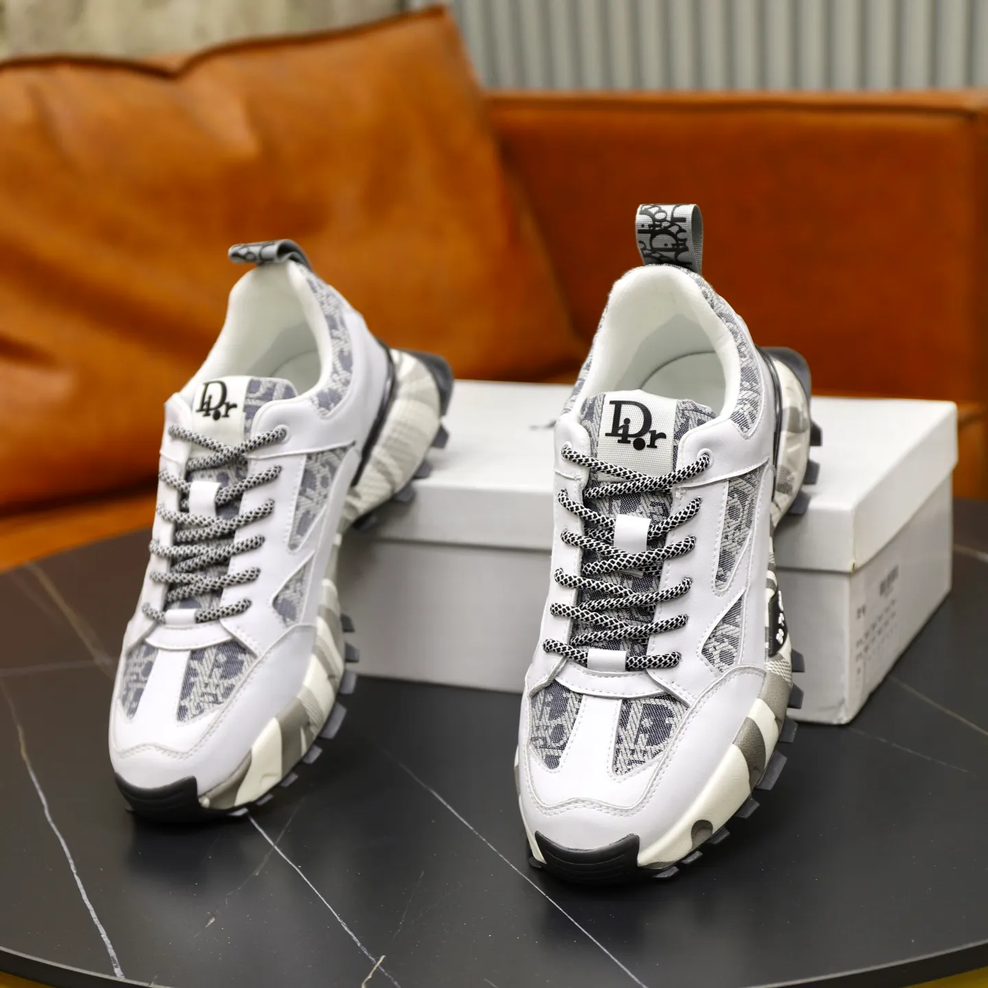 Ex-factory price: 462💰🙅‍♂️🙅‍♂️🙅‍♂️ Brand: Dior DIOR Standard code: 38-44 (45 customized) Grade: Same as the official website Material: Original cowhide material spliced with brand cloth Comfortable and breathable lining Lightweight and wear-resistant sports outsole Style category: Men's fashion casual shoes Running sports shoes Distinguished luxury brand elements Top luxury color: actual picture color